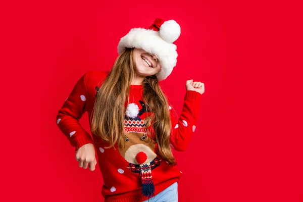 Rolig Tonåring Flicka Dansar Santa Claus Hatt Röd Jul Bakgrund — Stockfoto