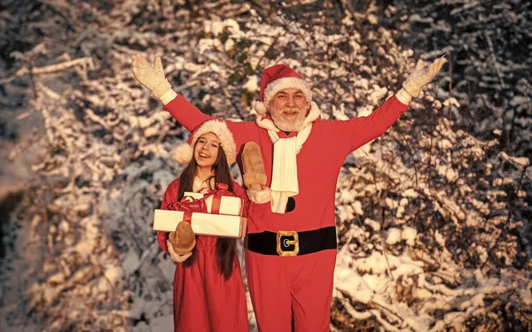 サンタと孫娘 幸せな子供時代のコンセプト 奇跡の時だ サンタクロースの優しい姿 雪の自然の中で子供幸せな女の子 メリークリスマス サンタからの贈り物 霜の降るクリスマスの朝 — ストック写真