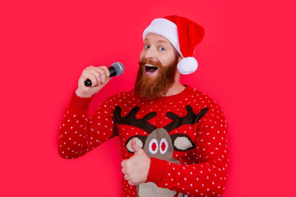 Música Karaoke Navidad Hombre Feliz Cantando Música Navideña Karaoke Mostrando —  Fotos de Stock