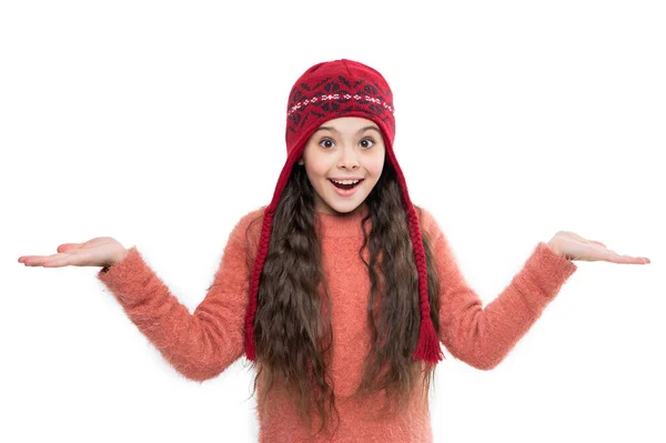 Έφηβος Κορίτσι Φορούν Πουλόβερ Και Ζεστό Καπέλο Παρουσιάζοντας Προϊόν Στο — Φωτογραφία Αρχείου