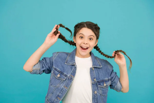 Glimlachende Tiener Meisje Met Lange Gevlochten Kapsel Spelen Met Haar — Stockfoto