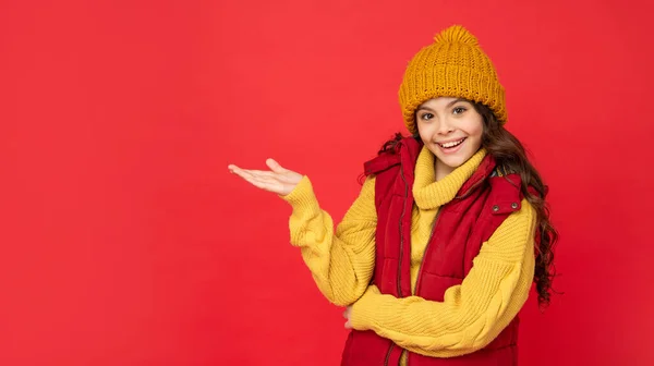 Nastolatka Kamizelce Portret Dziecka Ubranego Ciepłe Ubrania Wyrażać Pozytywne Emocje — Zdjęcie stockowe