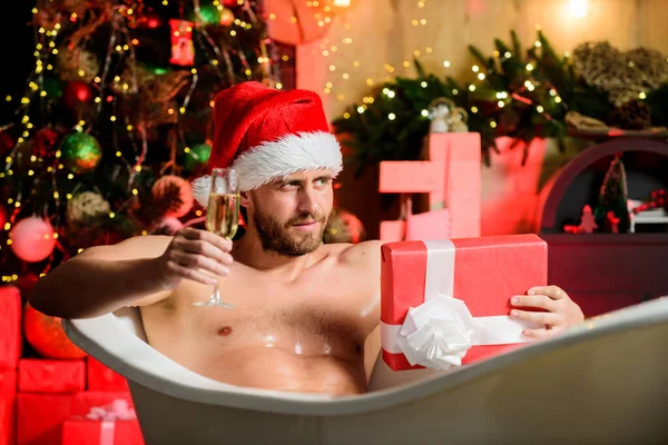 Seksi erkek. Maço partiden sonra şampanya içer. Seksi olgun adam banyosu. Kış tatili En iyi Noel hediyesi. Noel spa 'sı. Yeni yılın kutlu olsun. Erotik dilek. arzuyu hisset. Kaslı adam rahatla küvet.