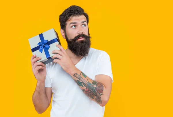 Születésnapi Vásárlás Egy Kíváncsi Ember Elszigetelt Sárga Háttér Egy Férfi — Stock Fotó