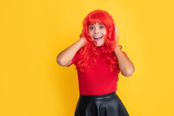 Überrascht Kind Mit Roten Langen Haaren Auf Gelbem Hintergrund — Stockfoto