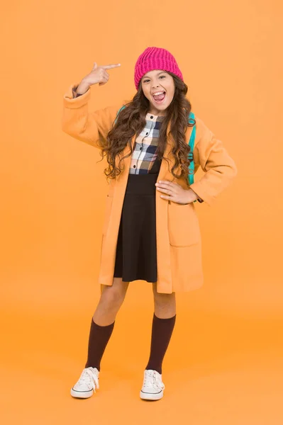 Проверь Девочка Маленькая Модная Милашка Носит Вязаную Шляпу Современный Наряд — стоковое фото
