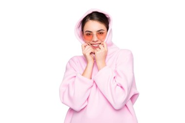 Şık gözlüklü, sıradan pembe kapüşonlu sweatshirt giyen, beyaz tenli, mutlu moda kadını..