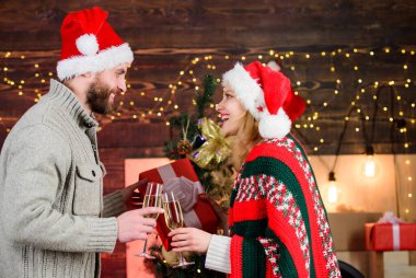 Mutlu noeller. Birlikte Noel 'i kutluyoruz. Kutlarım. Neşeli bir atmosfer. Noel dileği tut. Birbirine aşık çiftler Noel bayramı kutlaması. Yetişkinlere içki. Mutlu yıllar. Ev partisi.