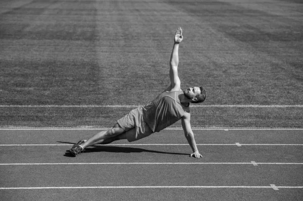 Αθλητικός Μυώδης Άνδρας Προθέρμανση Πριν Από Την Προπόνηση Γιόγκα — Φωτογραφία Αρχείου