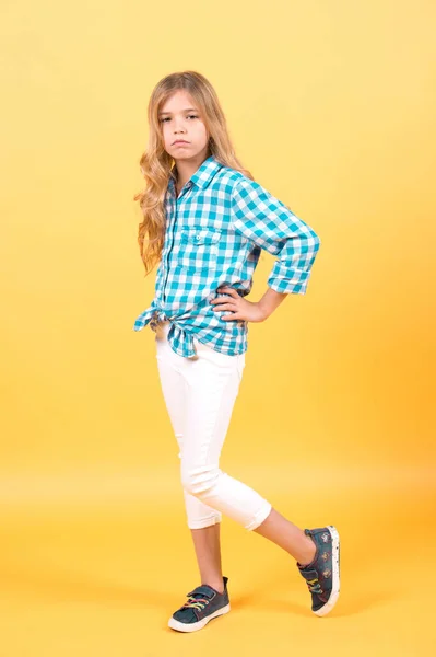 Modèle Enfant Visage Triste Longs Cheveux Blonds Chemise Carreaux Pantalon — Photo