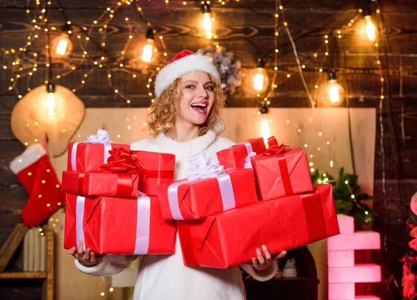 告诉你如何在圣诞节购物时省钱 准备惊喜 选择完美的礼物 这里出售的是和平与欢乐 礼品店假日忙忙碌碌 快乐的女人拿着礼品盒 给予和接受 — 图库照片