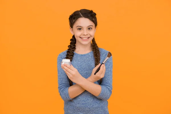 Boldog Tini Lány Fonott Haj Használata Por Ecset Sárga Háttér — Stock Fotó
