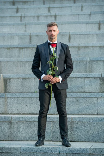 Miluju Koncept Schůzky Prošedivělý Muž Smokingu Růží Lásky Květinový Dárek — Stock fotografie