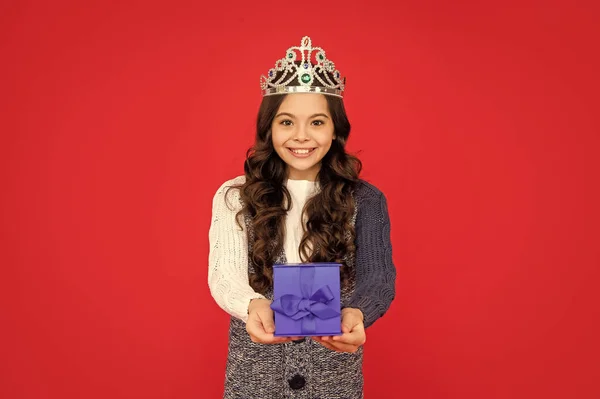 Niño Sonriente Corona Reina Princesa Tiara Caja Espera Niño Con — Foto de Stock