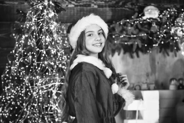 クリスマスツリーにライトがついてる 居心地の良い部屋だ 小さな女の子は新年を待つ クリスマスパーティーがある 幸せな子供時代 この冬の夜は明るい サンタ ヘルパー エルフクリスマスツリー — ストック写真