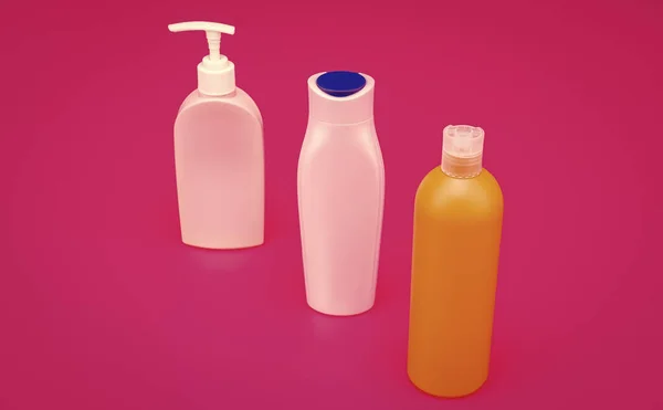 化粧品の包装ピンクの背景コピースペース ボトル用フリップキャップとポンプディスペンサー付きのミルティカラーHdpeコンテナ — ストック写真