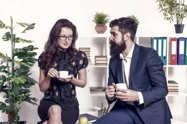 办公室谣言办公室咖啡情侣同事放松咖啡休息 与同事分享咖啡 调情的同事 胡子的男人和有吸引力的女人 男人和女人交谈咖啡时间 — 图库照片