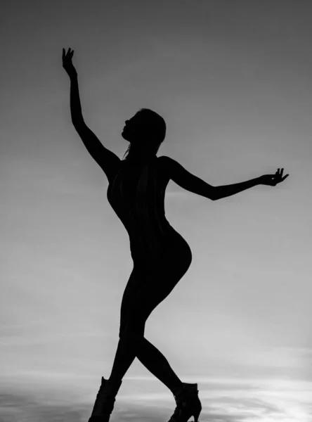 Dansen Silhouet Van Vrouw Ballet Danser Schemering Silhouetted Avond Hemel — Stockfoto