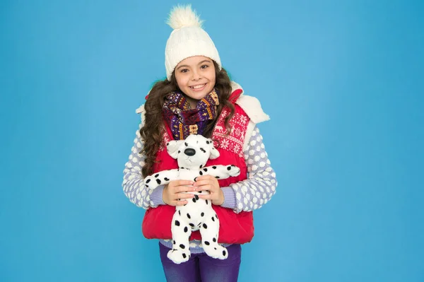Desfrutando Férias Inverno Juntos Menina Pequena Segurar Brinquedo Cão Miúda — Fotografia de Stock