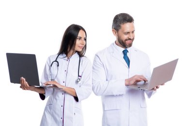 Stüdyoda hemşire ve gülümseyen doktorla. Doktor ve hemşirenin fotoğrafı internette emedicine sunuyor. emedicine için dizüstü bilgisayarı olan hemşire ve doktor. Doktor ve hemşire çevrimiçi beyazda izole.