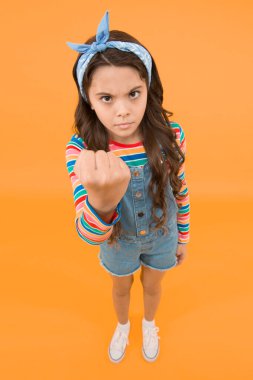 - Git başımdan. Sevimli bebek başörtüsü yayı. Mükemmel kıvırcık uzun saçlı sevimli küçük kız. Saç şampuanı ve saç kremi. Kuaför salonu. Profesyonel saç bakımı. Uluslararası Çocuk Günü.