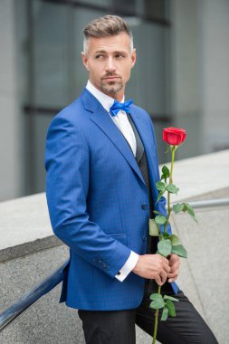 Teklif konsepti Beyaz smokinli adam evlenme teklifi için hazırlanıyor. Evlilik teklifinden önce erkek.