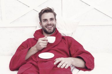 Sabah kahvesi iç. Mutlu sabahlar. Yakışıklı adam sabah kahvesi içer. Yatakta mutlu sakallı adam. İyi bir ruh hali. Gurme espresso. Güne iyi bir kahveyle başlıyor. Evde dinleniyorum. Keyifli anlar.
