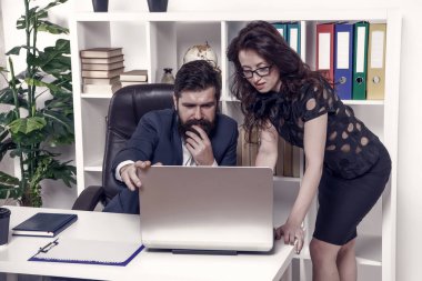 İnternet sörfü. İş çifti ofiste bilgisayarda çalışıyor. Çalışanlar bilgisayar sorunuyla ilgilenir. Bilgisayar kullanıcıları veya teknisyenler. Yeni teknoloji. Bilgisayar çalışma programı. Modern hayat.