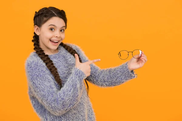 Χαμογελαστό Κορίτσι Κομψά Πλεγμένα Μαλλιά Που Δείχνουν Δάχτυλο Γυαλιά Στο — Φωτογραφία Αρχείου