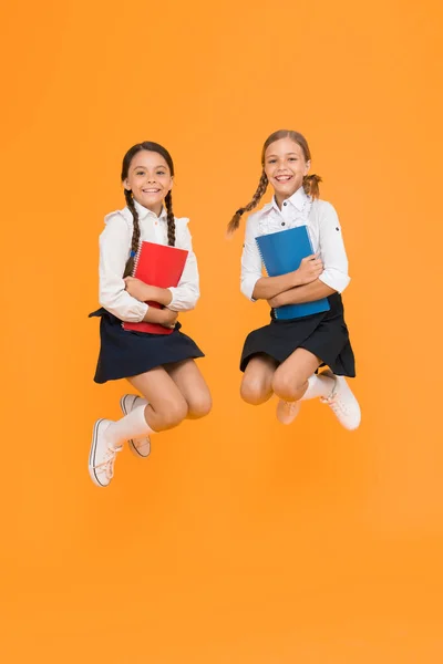 阅读故事 儿童文学 欢快的同学与工作簿 字典笔记本 获取信息 穿着校服的小女孩 孩子们学习语法 回到学校 — 图库照片