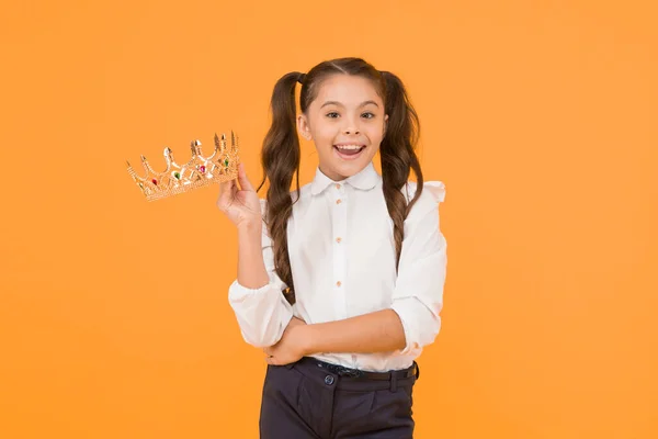 Aquele Orgulho Dela Menina Pequena Feliz Segurando Coroa Com Orgulho — Fotografia de Stock