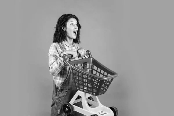 Miłych Zakupów Szczęśliwa Dziewczyna Trzyma Wózek Zakupy Kupujący Supermarkecie Klient — Zdjęcie stockowe