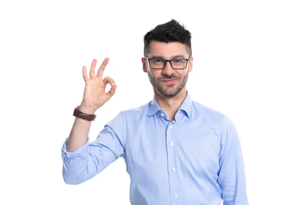 Fröhlicher Erwachsener Mann Mit Brille Der Eine Freundliche Geste Zeigt — Stockfoto