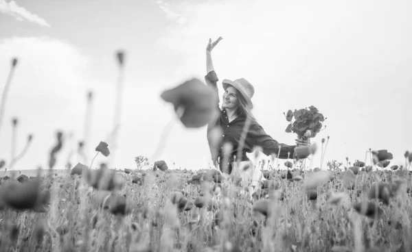幸せな女性は夏のポピー畑で花を集め — ストック写真