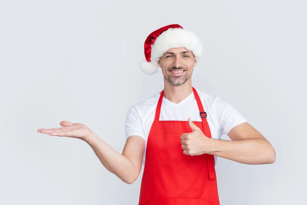 Glad Mogen Man Röd Servitör Förkläde Och Jul Tomte Hatt — Stockfoto