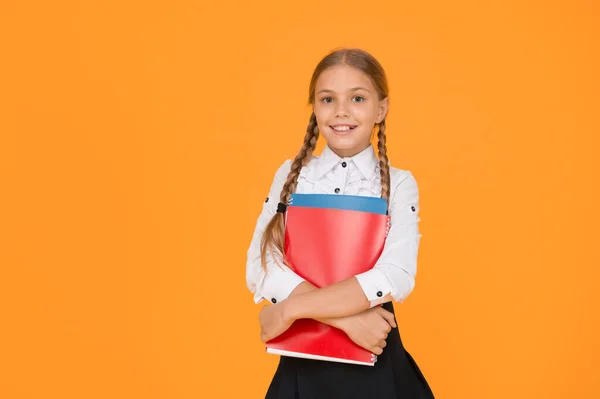 Cursussen Voor Begaafde Kinderen Basisniveau Gelukkig Schoolmeisje Houden Schoolboeken Gele — Stockfoto