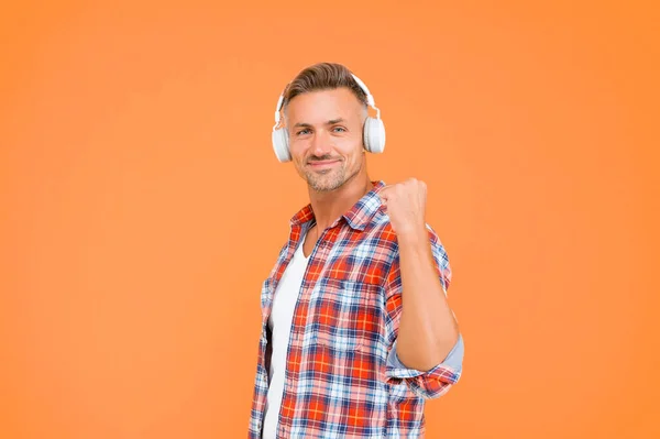 Ευτυχισμένος Άνθρωπος Σφίγγει Γροθιά Ακούγοντας Μουσική Παίζοντας Σύγχρονα Ακουστικά Κίτρινο — Φωτογραφία Αρχείου