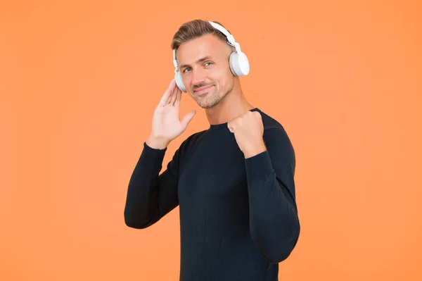 Opravdu Rád Zním Kvalitní Bezdrátové Zařízení Veselý Muž Sluchátkách Hudba — Stock fotografie