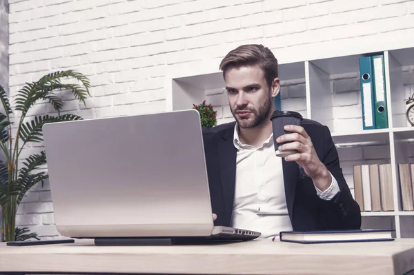 自分のビジネスを始める 社長室のコンセプト 事業開発 ビジネスマンはコーヒーを飲む 自信のある男はノートパソコンを使う 事務所でハンサムな男だ 淹れたてのコーヒーにインスパイアされた — ストック写真