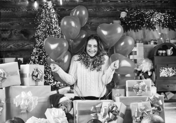 Balão Coração Vermelho Surpresa Tradição Férias Árvore Natal Menina Feliz — Fotografia de Stock