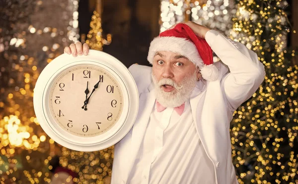 Älterer Weihnachtsmann Smoking Girlandbeleuchtung Hintergrund Bärtiger Geschäftsmann Mit Weihnachtsmann Hut — Stockfoto