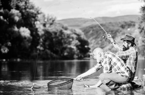 大きなゲーム釣り 男のフライフィッシュ趣味 引退した漁業 幸せな漁師の友情 2人の男性の友人が一緒に釣り 釣りや釣り 引退した父と成熟した髭の息子 — ストック写真