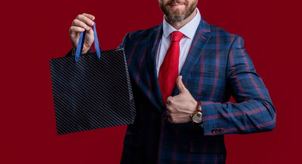Ausgeschnittene Ansicht Eines Mannes Mit Einkaufstasche Zeigt Auf Rotem Hintergrund — Stockfoto