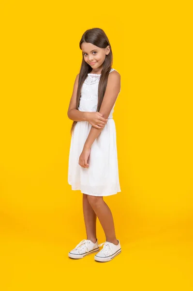 Teen Dívka Úsměv Bílých Šatech Stojící Žlutém Pozadí — Stock fotografie