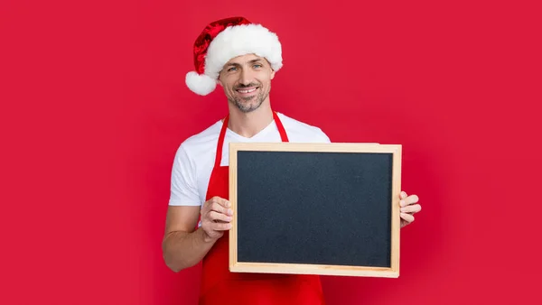 Heureux Homme Mûr Dans Chapeau Noël Tablier Tenir Tableau Noir — Photo