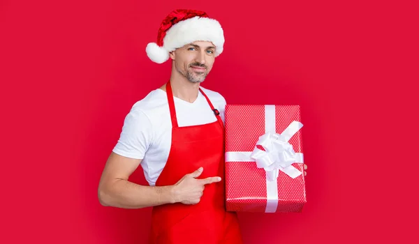 Positiv Mogen Man Santa Hatt Och Rött Förkläde Hålla Närvarande — Stockfoto