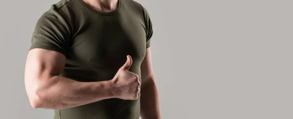 灰色の背景に隔離された筋肉の男の承認のクロップドビュー コピースペース スタジオでジェスチャーしてる承認男 男の写真は承認のジェスチャーを示しています 親指アップジェスチャー付きの男の承認はTシャツ — ストック写真