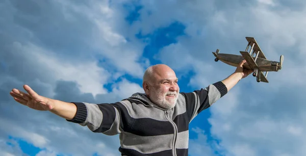 Feliz Jubilación Abuelo Caucásico Con Juguete Anciano Retirado Aire Libre —  Fotos de Stock