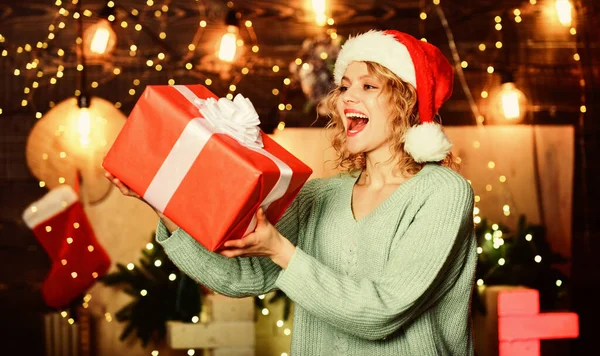 仁爱和善良 女人拿着礼品盒 圣诞节装饰背景 圣诞节是到目前为止人们最期待的一年假日 带着礼物的女孩 大度点 圣诞节前应该做的事 — 图库照片