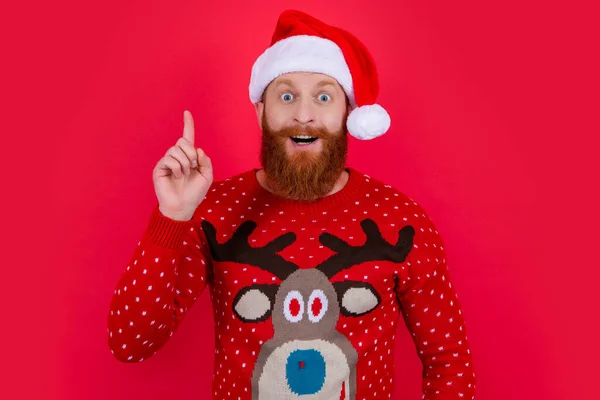 有灵感的圣诞老人戴着圣诞礼帽 圣诞快乐 大胡子的桑塔男子在圣诞节假期与红色隔离 — 图库照片
